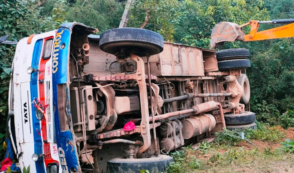 कञ्चनपुरको कलुवापुरमा यात्रुबाहक बस दुर्घटनामा ३१ जना घाइते