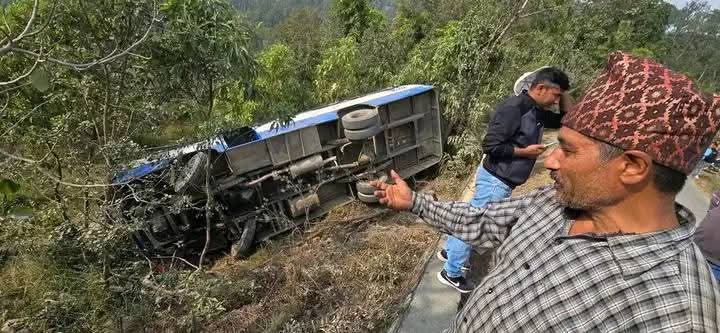 शितगंगा नगरपालिकाको कोप्चिबासमा भएको सडक दुर्घटनामा तीन जना गम्भीर घाइते