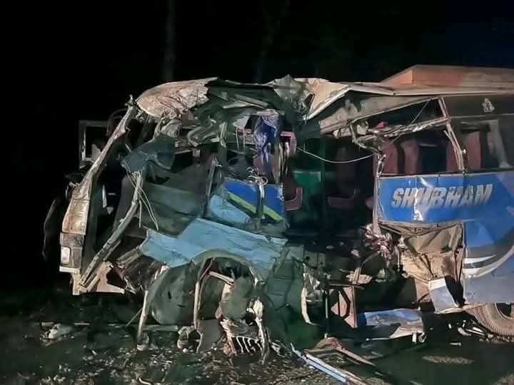 सुनवलमा मिनिमाइक्रोबस र ट्रक ठोक्किँदा २२ घाइते, ७ को अवस्था गम्भीर ।।।