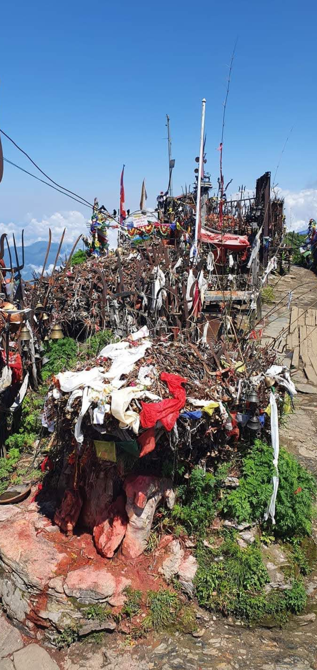 कालिन्चोक केवल हिमपातको आनन्द लिनका लागि मात्र नभई, धार्मिक आस्था र प्रकृतिसँगको सम्बन्ध अनुभव गर्न पनि उत्तम