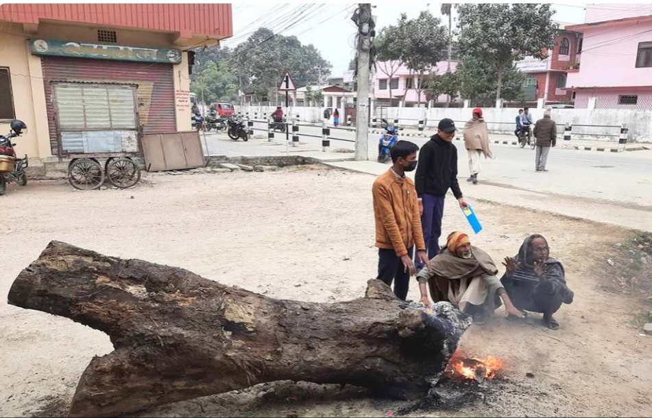 सप्तरीमा मंगलबार साँझबाट एक्कासी जाडो बढेपछि जनजीवन प्रभावित आगो ताप्न दाउराको व्यवस्था