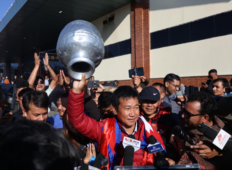 धरानका मेयर  रित्तो गाग्री बोकेर काठमाडौं आइपुगे