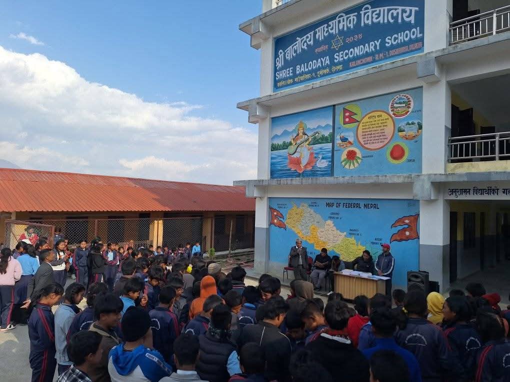 दोलखा कालिन्चोक–१ मा शैक्षिक सुधारका लागि उत्कृष्ट विद्यार्थीलाई पुरस्कार वितरण