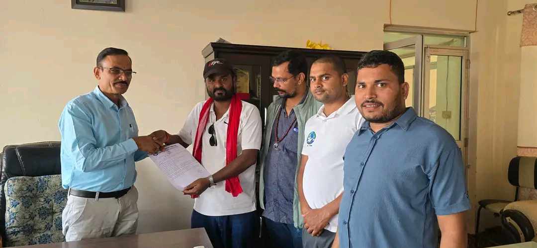 पत्रकार बनैता सहितको टोलीले प्रमुख जिल्ला अधिकारीमार्फत सरकारलाई बुझाए ज्ञापन पत्र ।।।