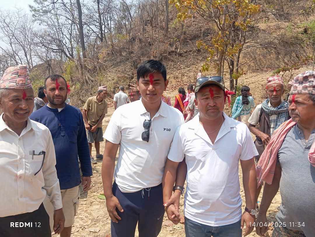 सलहेस डाँडामा विधिपूर्वक पूजापाठ गर्दै अध्यक्षद्धय ।।।