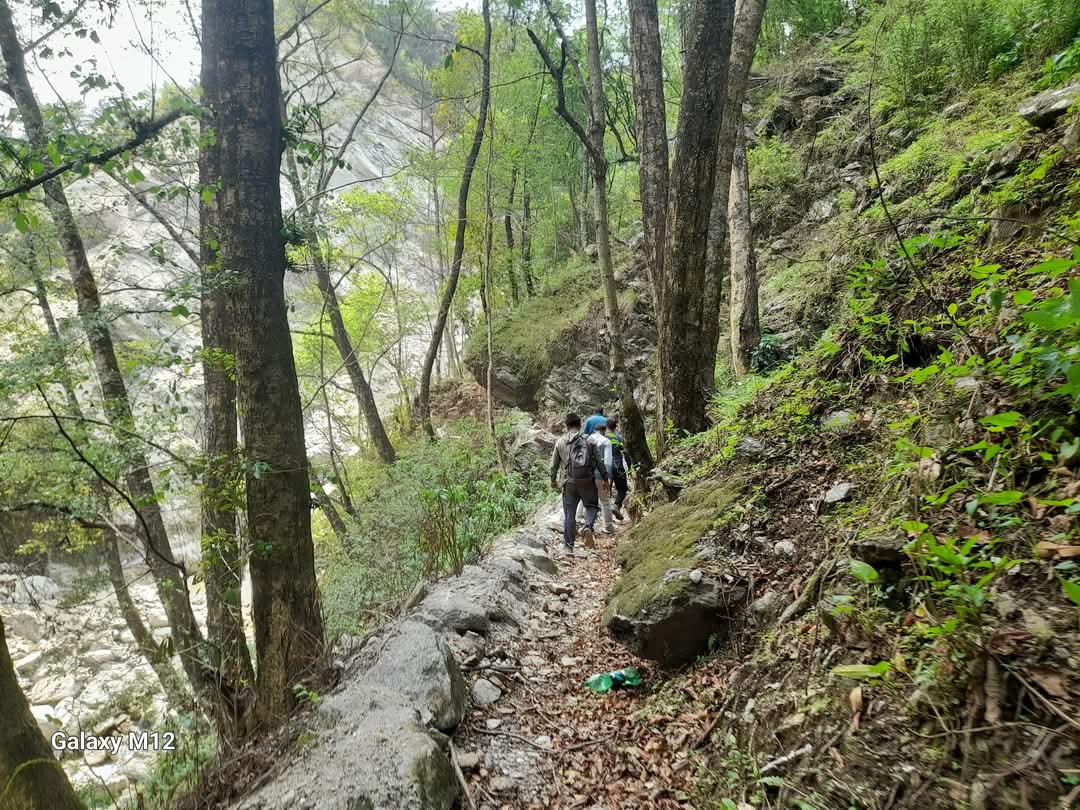 रामेछाप दोरम्बा शैलुङ्ग–मेलुङ सीमाको तिनधारे खोलामा झोलुङ्गे पुल पुनर्निर्माणका लागि अवलोकन सुरु