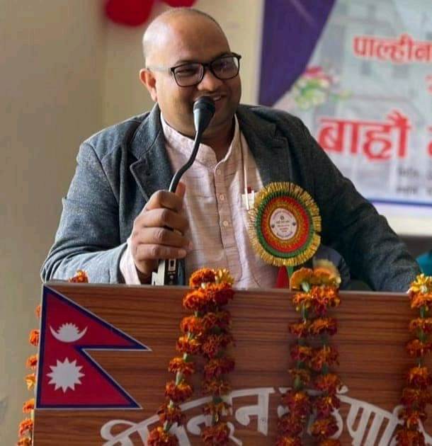 पालिका अध्यक्षको “गुण्डागर्दी शैली”: पत्रकारलाई काट्ने चेतावनी, प्रहरीसँग बन्दुक मागेको भिडियो सार्वजनिक ।।।