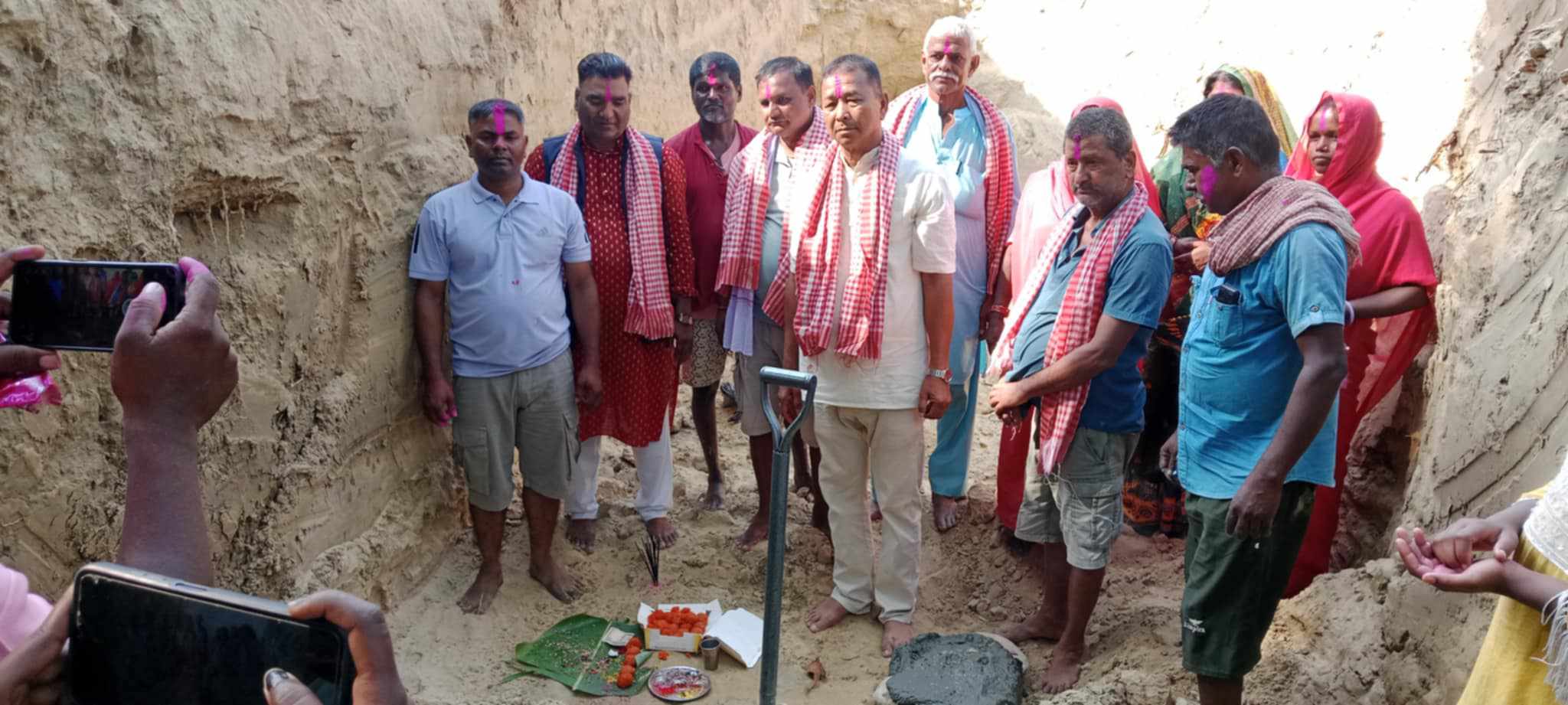 डुम खोलामा बहुप्रतीक्षित पुल निर्माणको शिलान्यास, मेयर महतोको नेतृत्वमा स्थानीयको सपना साकार ।।।