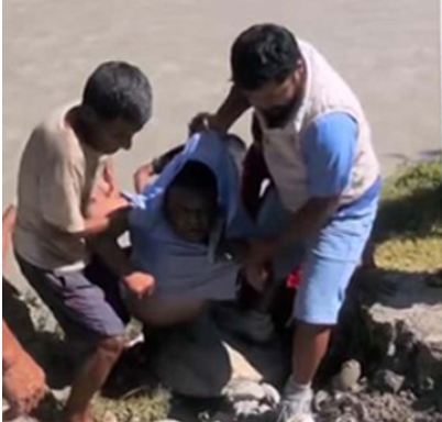 दोलखामा सुनकोशी नदीमा हामफालेका पुरुषको जीवितै उद्धार