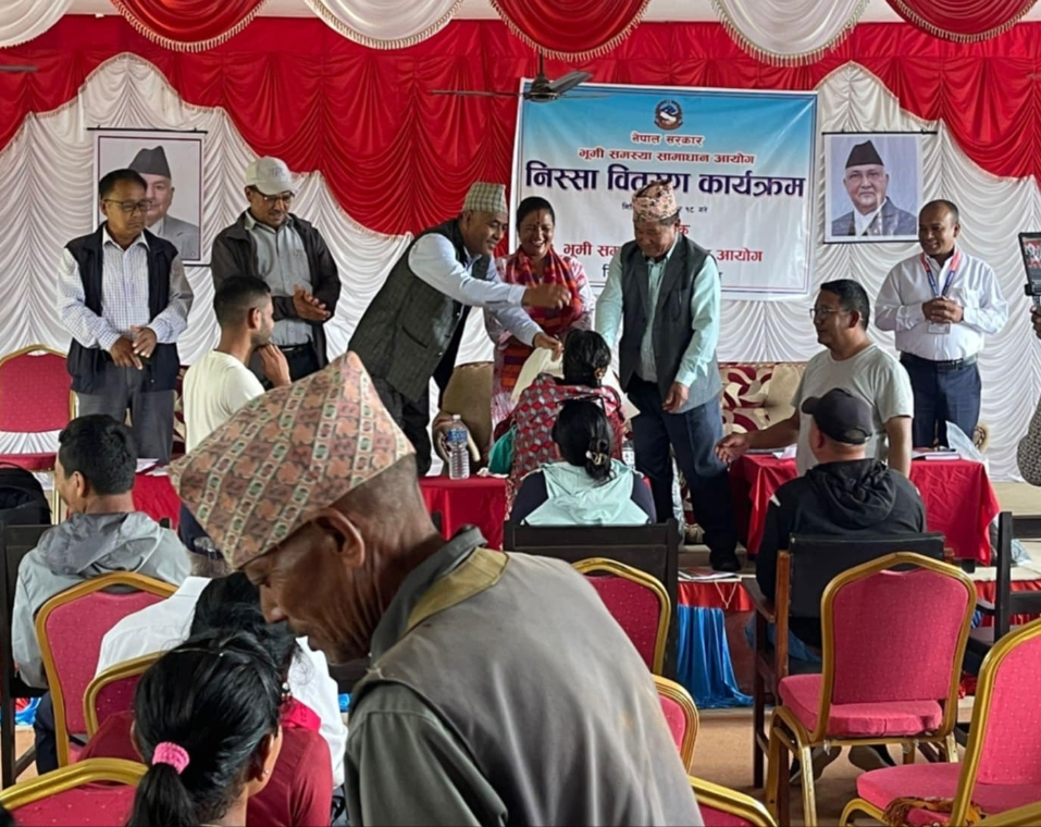 दोलखाको वैतेश्वरमा १३ भूमिहीन सुकुम्बासीलाई निस्सा वितरण