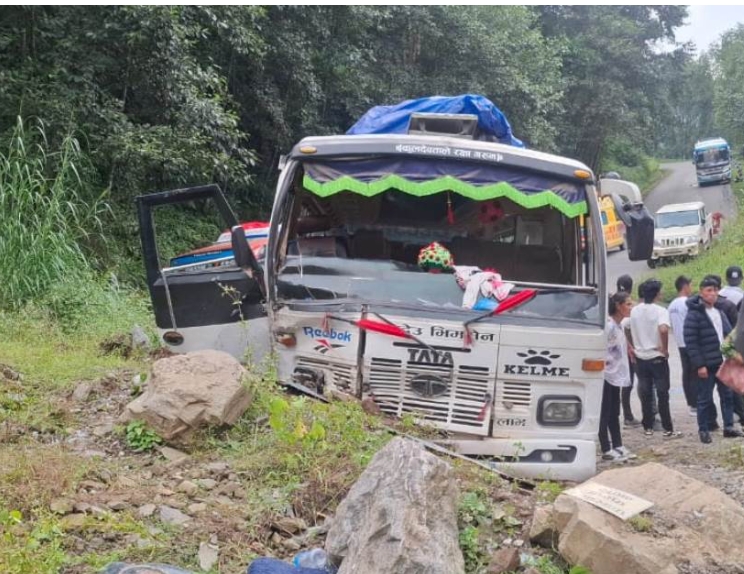 सिन्धुपाल्चोकमा बस दुर्घटना, तीन नाबालकसहित २० जना घाइते