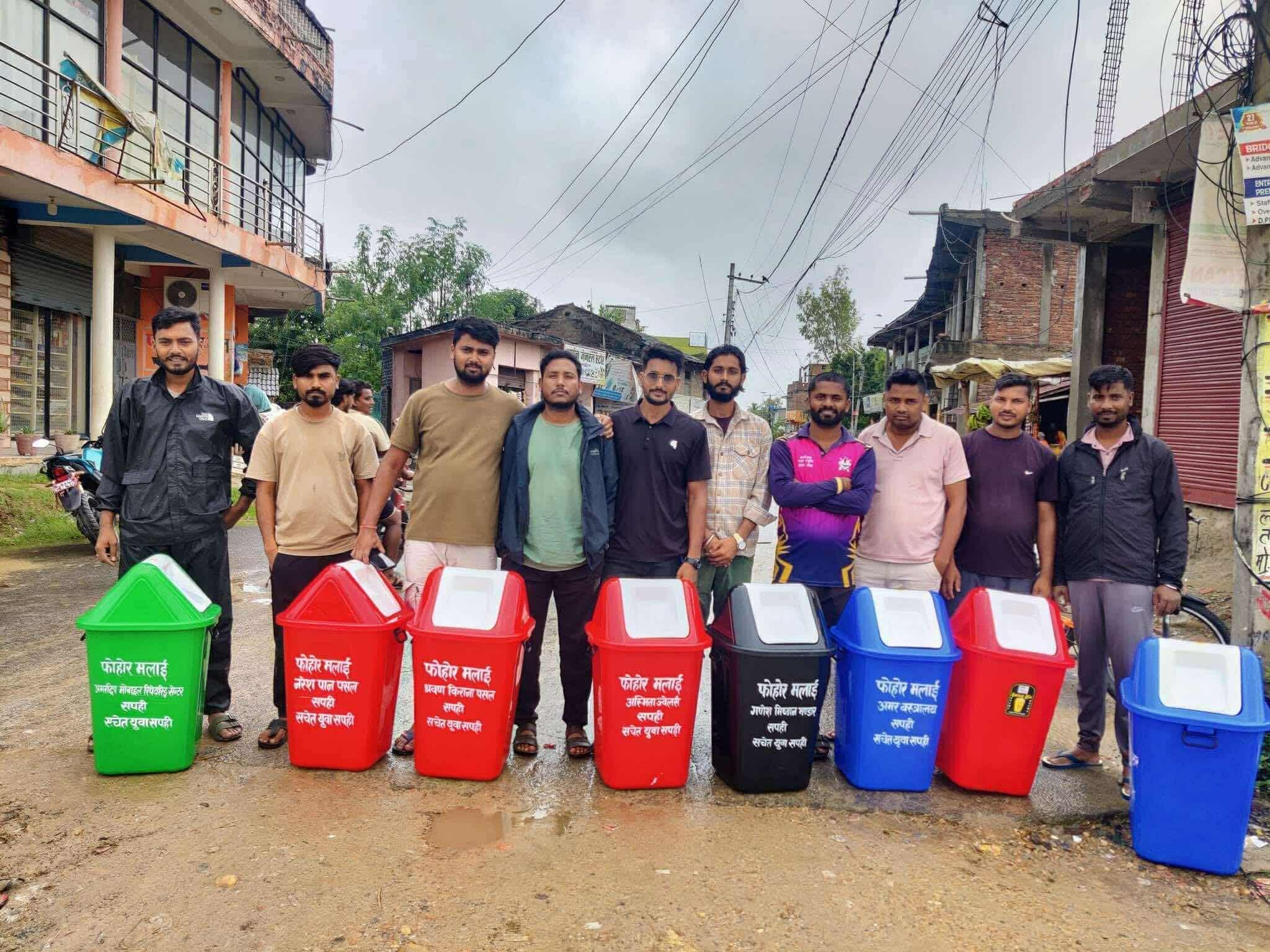 धनुषा : सपहीका युवाहरूको उदाहरणीय पहल, पसलहरूलाई जिम्मेवार बनाएर डस्टबिन वितरण