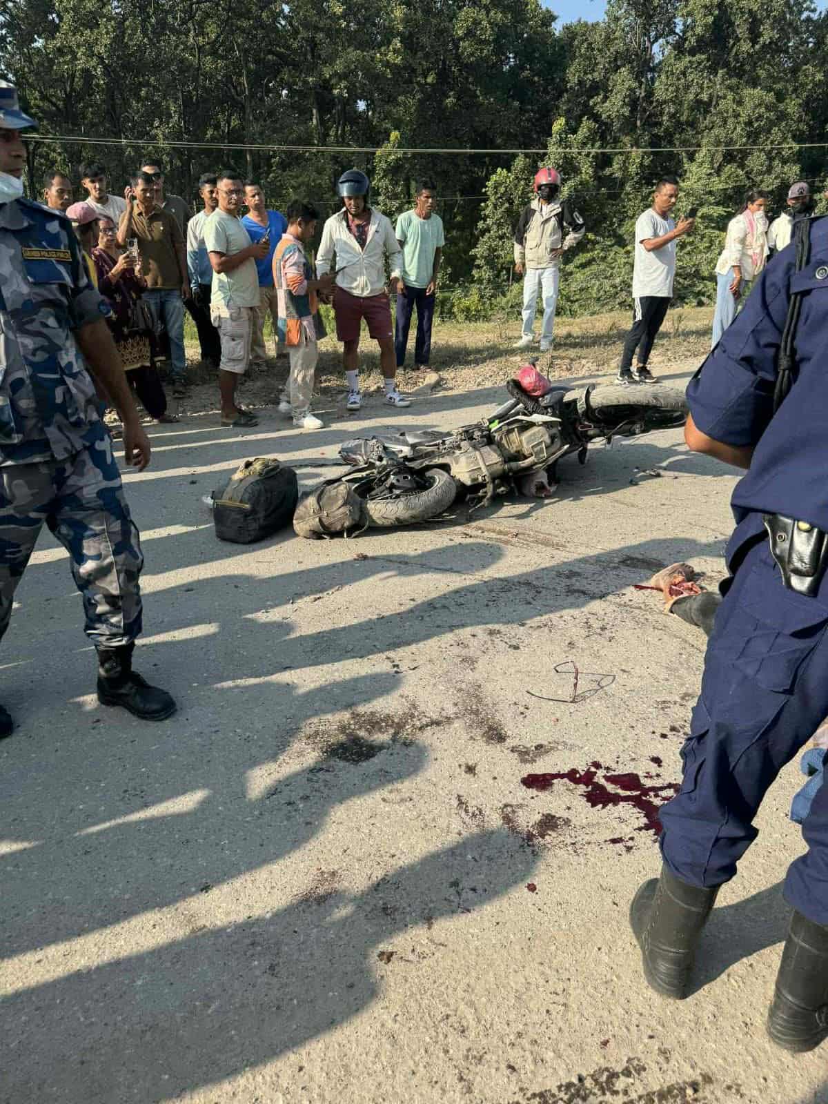 नवलपुरको चोरमारा बजारमा सवारी दुर्घटना : आमाको घटनास्थलमै मृत्यु, बुबा–छोरा गम्भीर घाइते