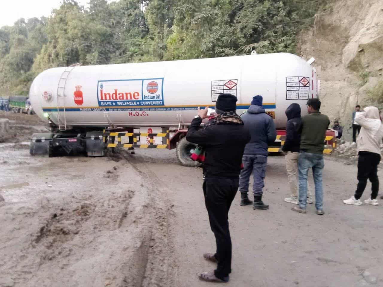 ​दाउन्नेको त्रिसट्ठी मोडमा ग्यास बुलेट तेर्सिँदा पूर्व–पश्चिम राजमार्ग ठप्प ।।।