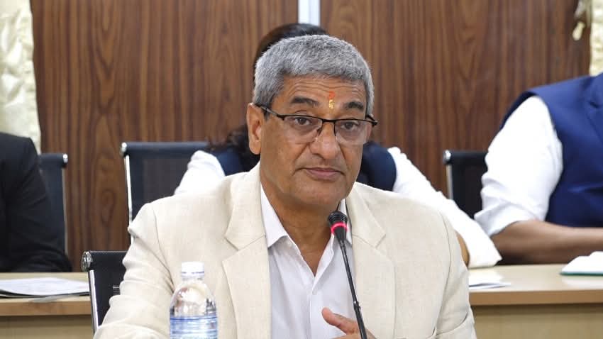 पूर्व गृहमन्त्री रमेश लेखक निवासबाटै पक्राउ